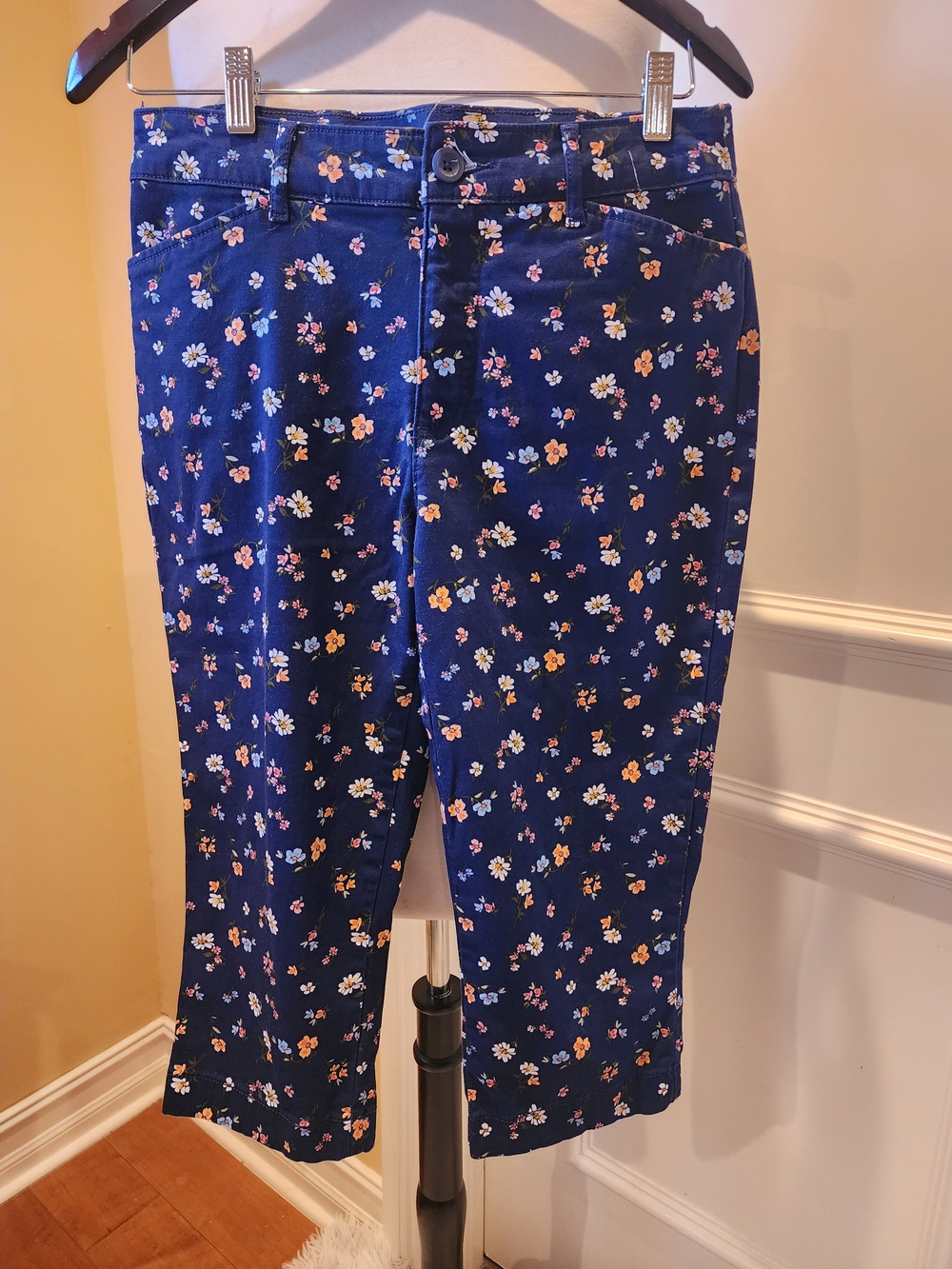 St. John's Bay Navy Floral Capri Pants